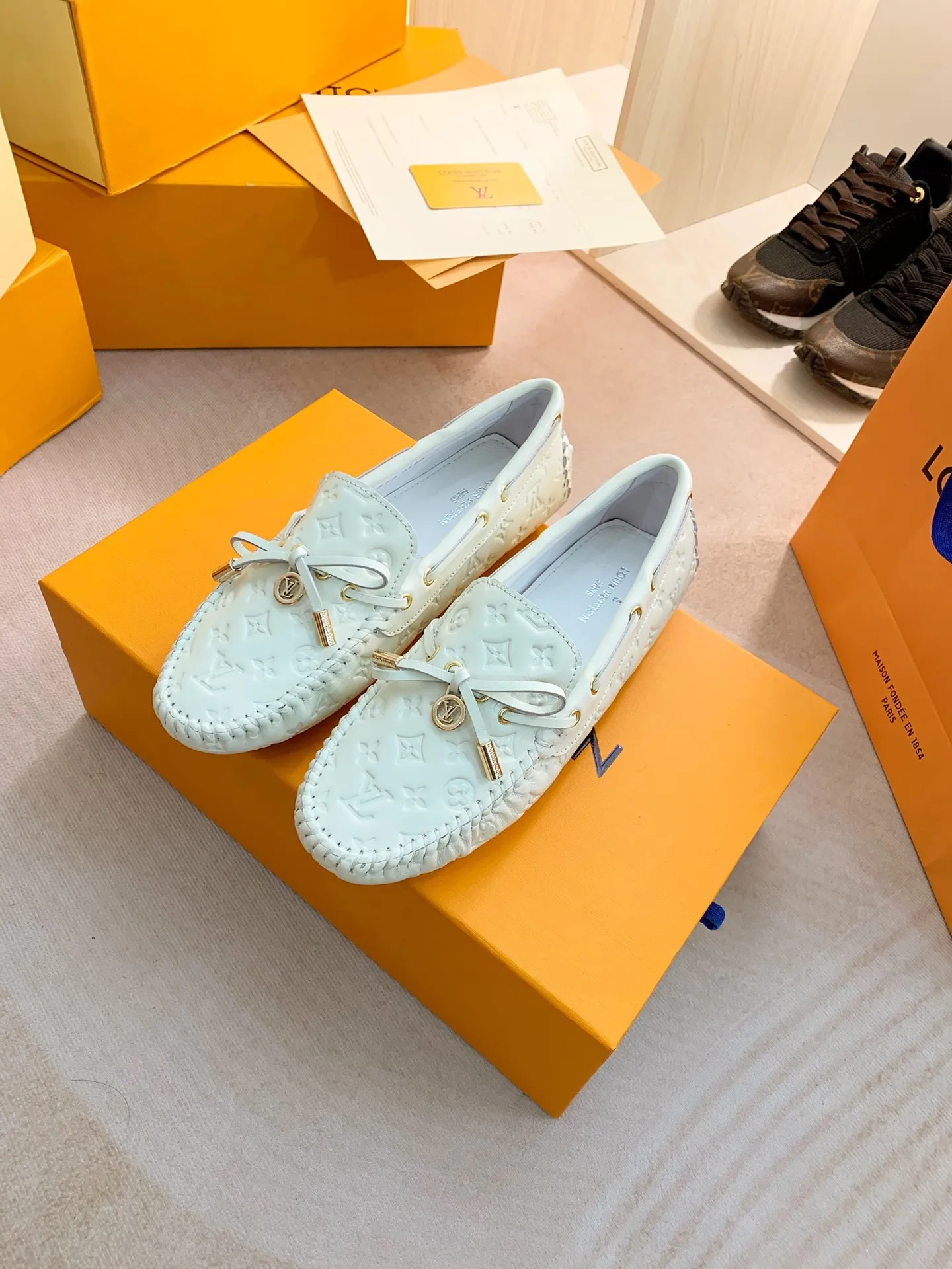 p460💰Couple model❤️🇫🇷 𝙇𝙤𝙪𝙞𝙨 𝙑𝙪𝙞𝙩𝙩𝙤𝙣 🇫🇷Louis Vuitton 2023 Classic𝓛𝓿 𝓣𝓻𝓪𝓲𝓷𝓮𝓻 Sports Series ➪➪➪¯ [Arizona Doudou Shoes Series] ▪️▪️▪️Arizona slip-on shoes are made of Monogram Eclipse canvas. Its hand-painted and dyed edges and hand-sewn uppers fully demonstrate Louis Vuitton's traditional shoemaking craftsmanship. This slip-on shoe is very lightweight. The integrated tongue and upper make it particularly comfortable and flexible. The soft outsole is equipped with rubber padding. Decorated with matching sash. Detailed features: ☑️Monogram Eclipse canvas ☑️Black Eclipse pattern ☑️Hand-painted shoe edges ☑️Hand-sewn uppers (each pair takes time to process) ☑️Integrated tongue and upper construction ☑️Outsole equipped with rubber lining ☑️size: 35_46